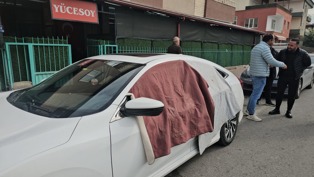 Husumetlisine pusu kurdu, başka birini yaraladı