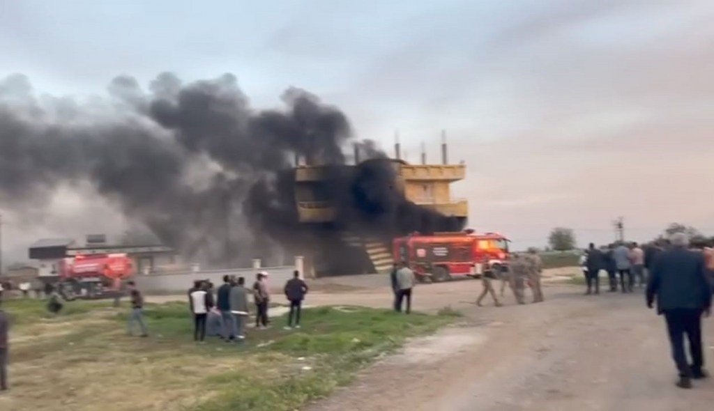 Silahlı saldırıda ölen şahsın yakınları, husumetlilerinin evini ateşe verdi