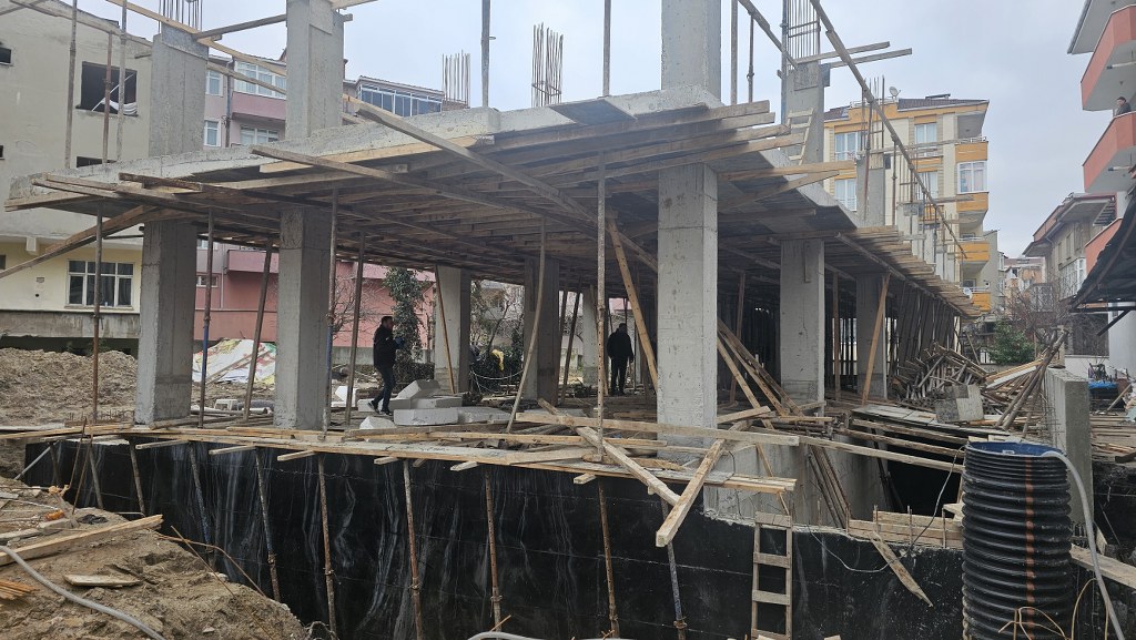 İnşaattan düşen işçi yaralandı