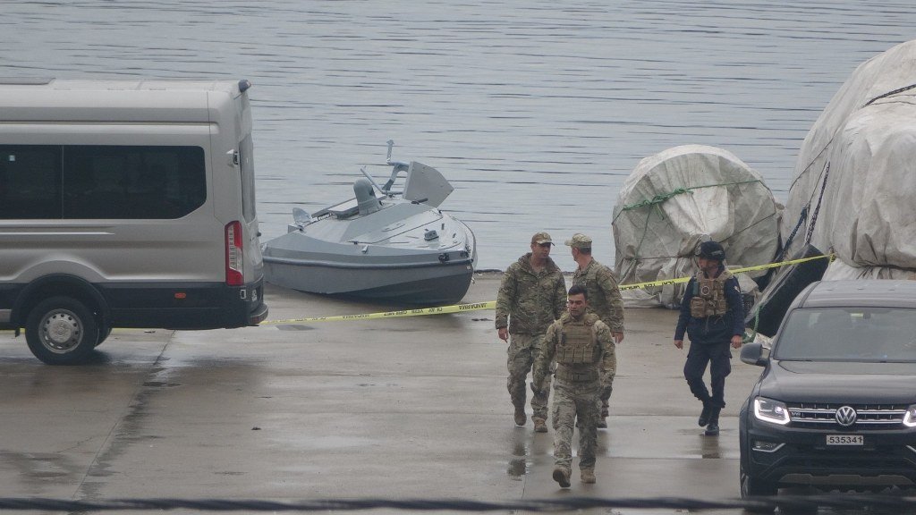 Trabzon açıklarında bulunan insansız deniz aracı imha ediliyor