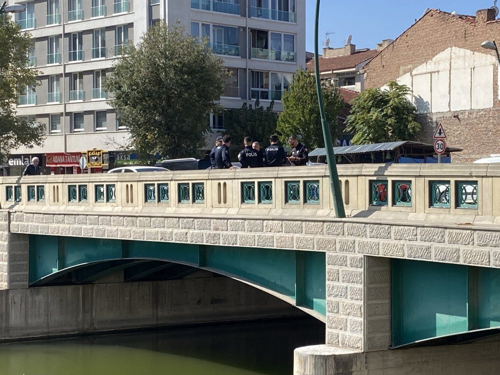 Kız arkadaşı gelince intihardan vazgeçti