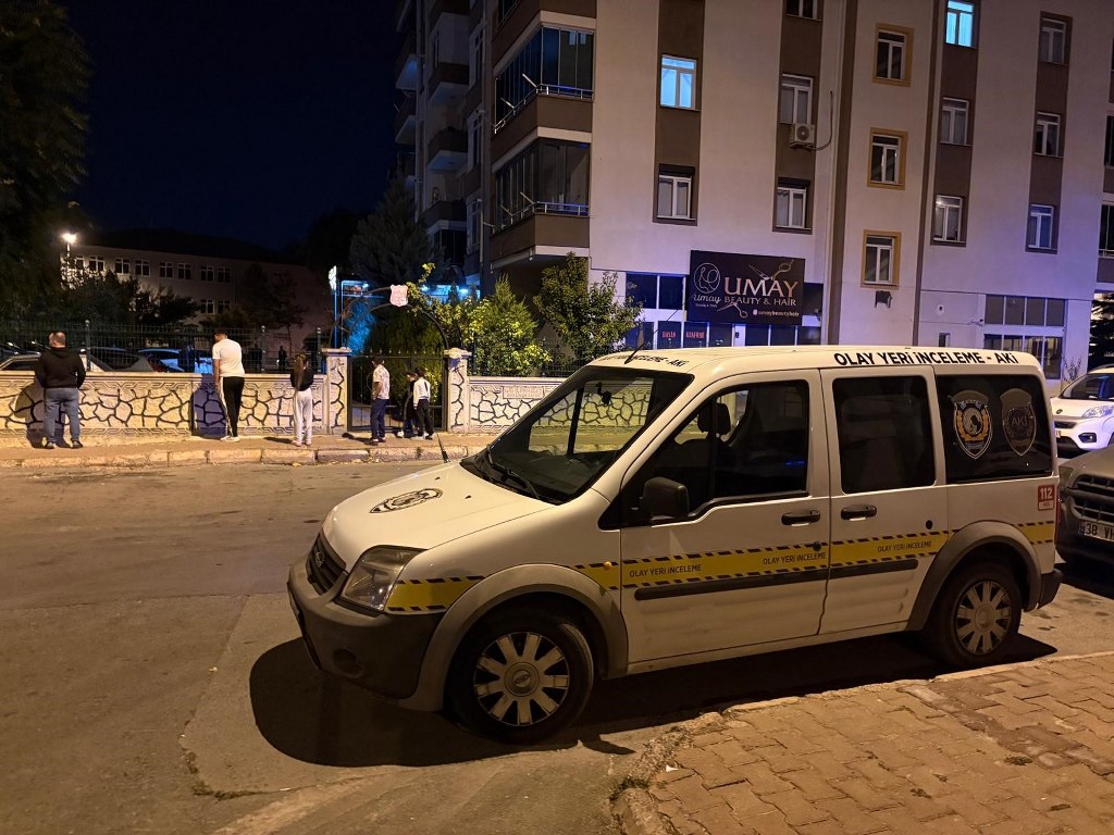 3 ay önce babası ölü bulunan genç intihar etti