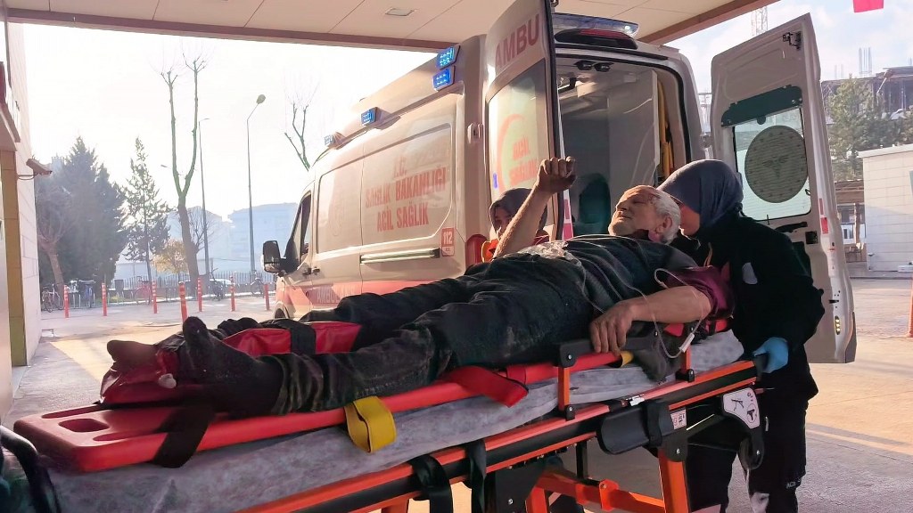 İnşaat demirlerinin altında kalan işçi yaralandı