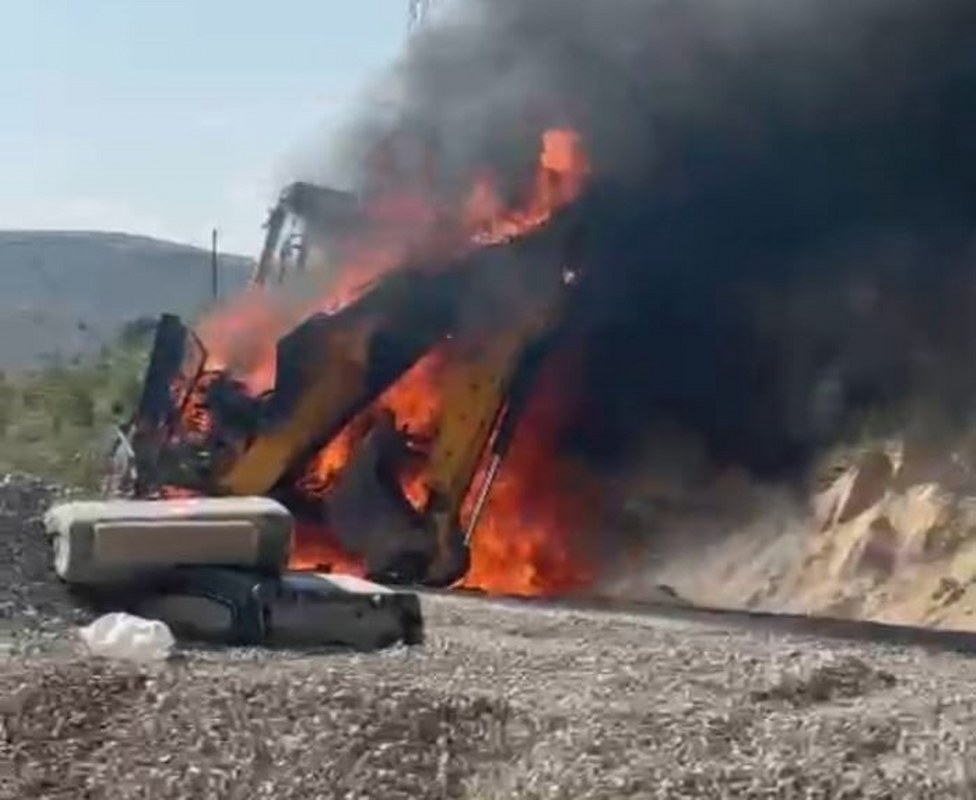 iş makinesi alev alev yandı