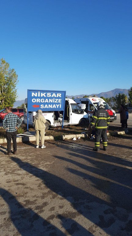 İki işçi servisi çarpıştı: 10 yaralı