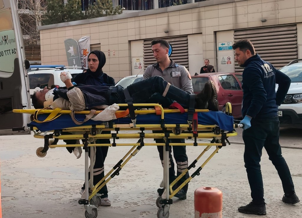 Makineye sıkışan işçi ağır yaralandı