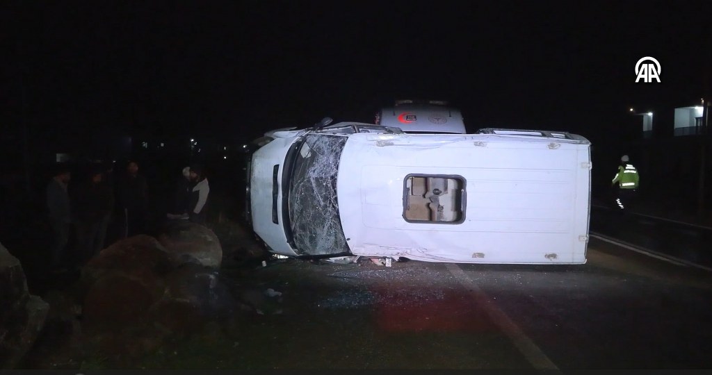 İnşaat işçilerini taşıyan minibüsün devrildi; 16 kişi yaralı