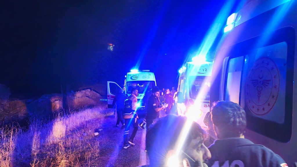 İşçileri taşıyan otobüs devrildi: 17 yaralı