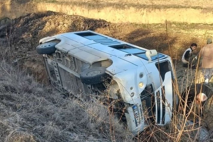 Mermer işçilerini taşıyan işçi servisi tarlaya uçtu; 1 ölü 3 yaralı