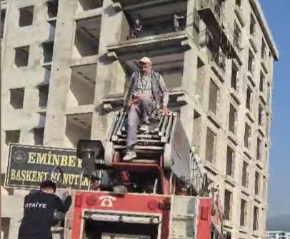 Elektrik kesintisi nedeniyle iskelede mahsur kalan işçiler kurtarıldı