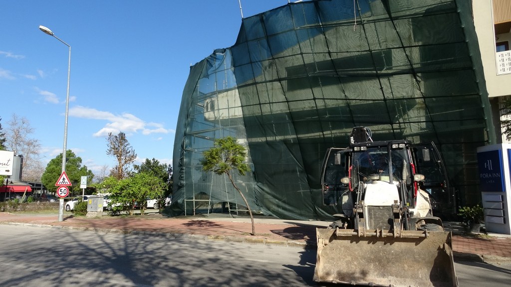 Şiddetli rüzgar inşaat iskelesini yerinden söktü