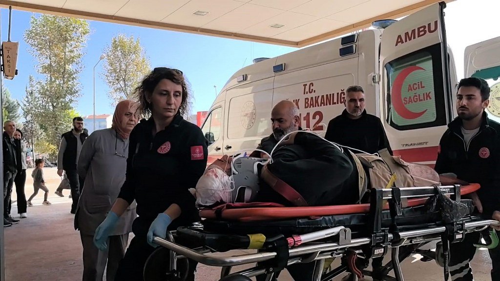 İskelenin altında kalan işçi ağır yaralandı