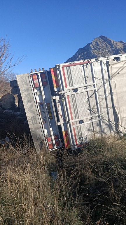 Kontrolden çıkan kamyon şarampole devrildi, sürücü yaralandı