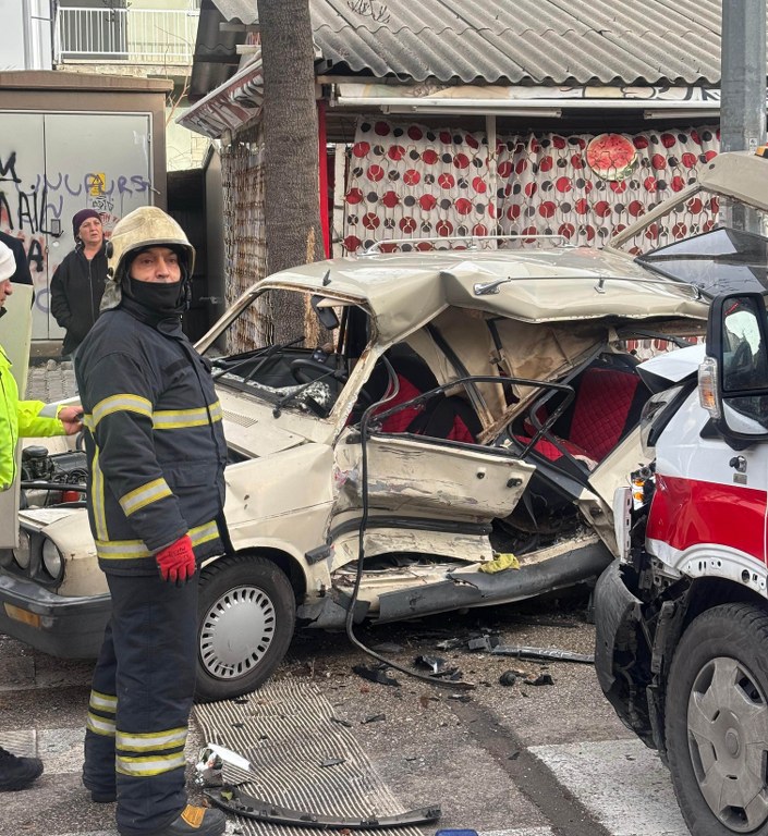 Ambulansla çarpışan otomobil hurdaya döndü: 2 yaralı
