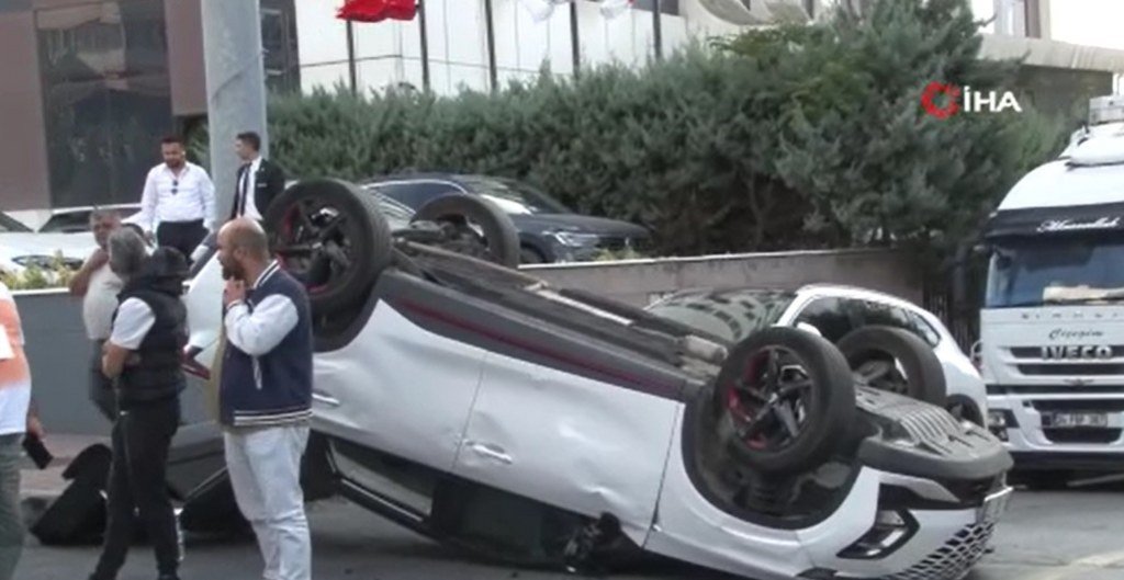 Minibüsün çarptığı otomobil ters döndü: 2 yaralı