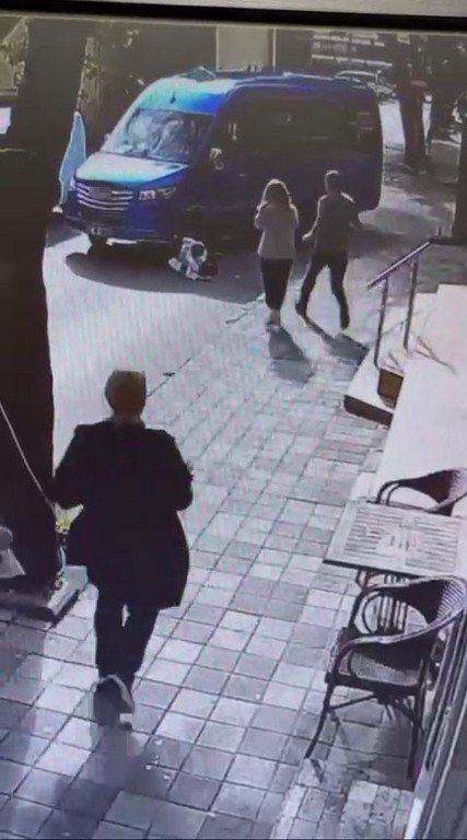 Yolun karşısına geçen kadına minibüs çarptı