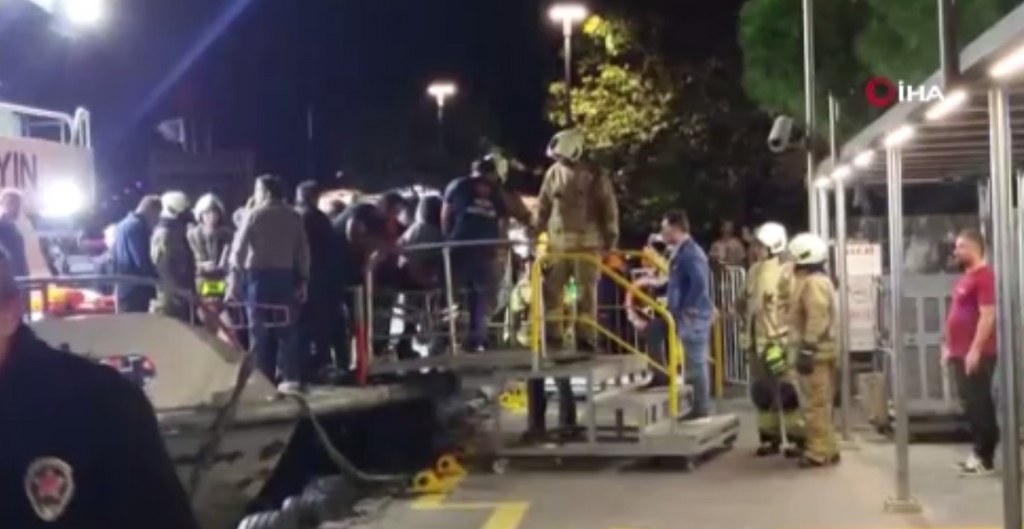  İstanbul Boğazı'nda panik anları: Yolcu vapuru ile gemi çarpıştı