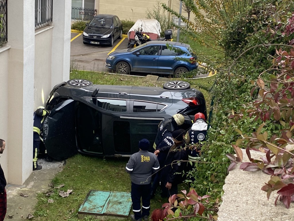 Geri manevra yaparken istinat duvarından düştü:2 yaralı