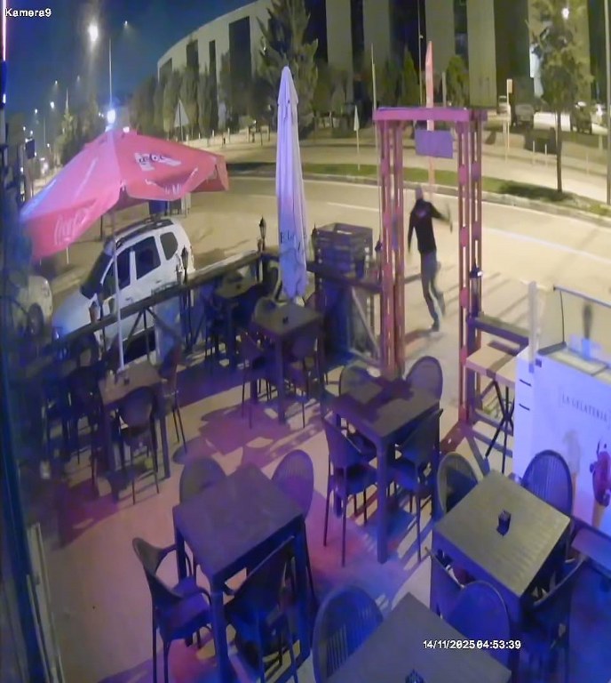 İşyerine defalarca giren hırsızı sopayla kovaladı