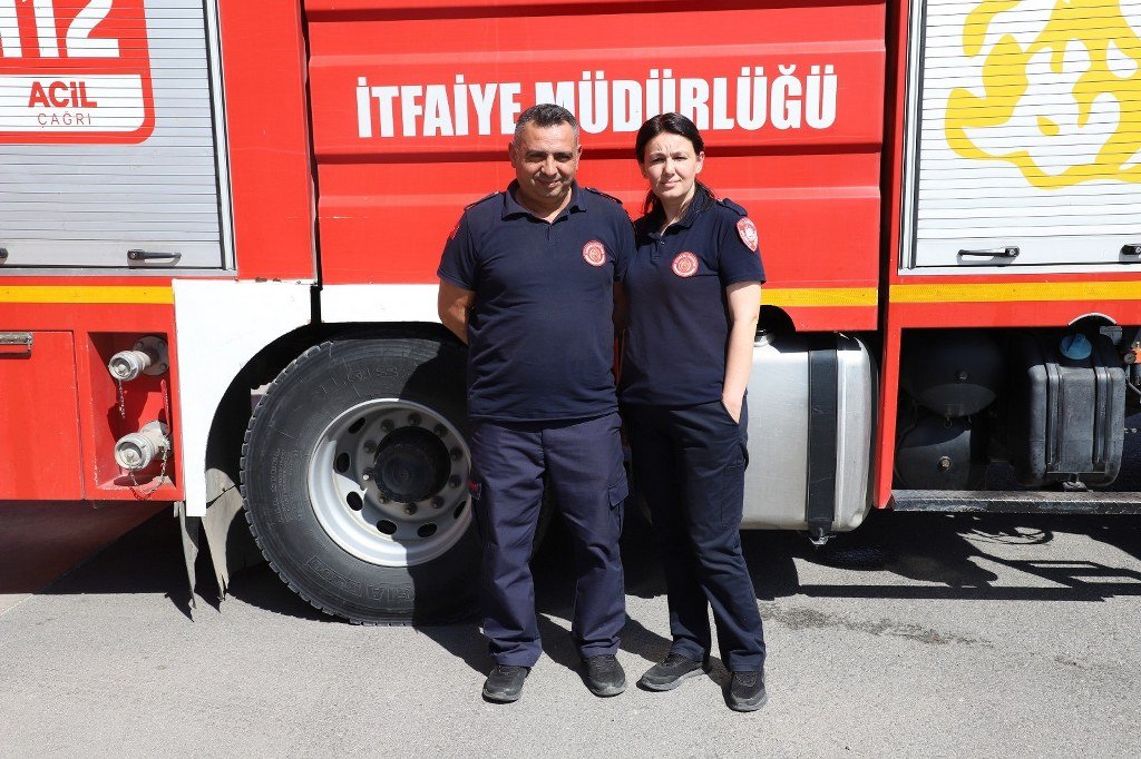  İtfaiyeci çift birlikte alevlerle savaşıyor