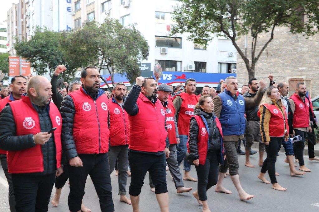Büyükşehir işçilerinden çıplak ayaklı protesto