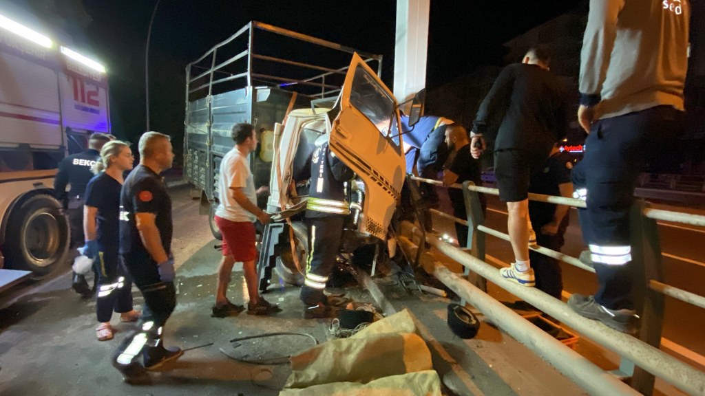 Yön levhasının direğine çarpan kamyonet kağıt gibi ezildi: 1 yaralı