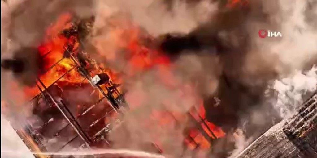 3 katlı bir binanın çatı katında çıkan yangın böyle görüntülendi