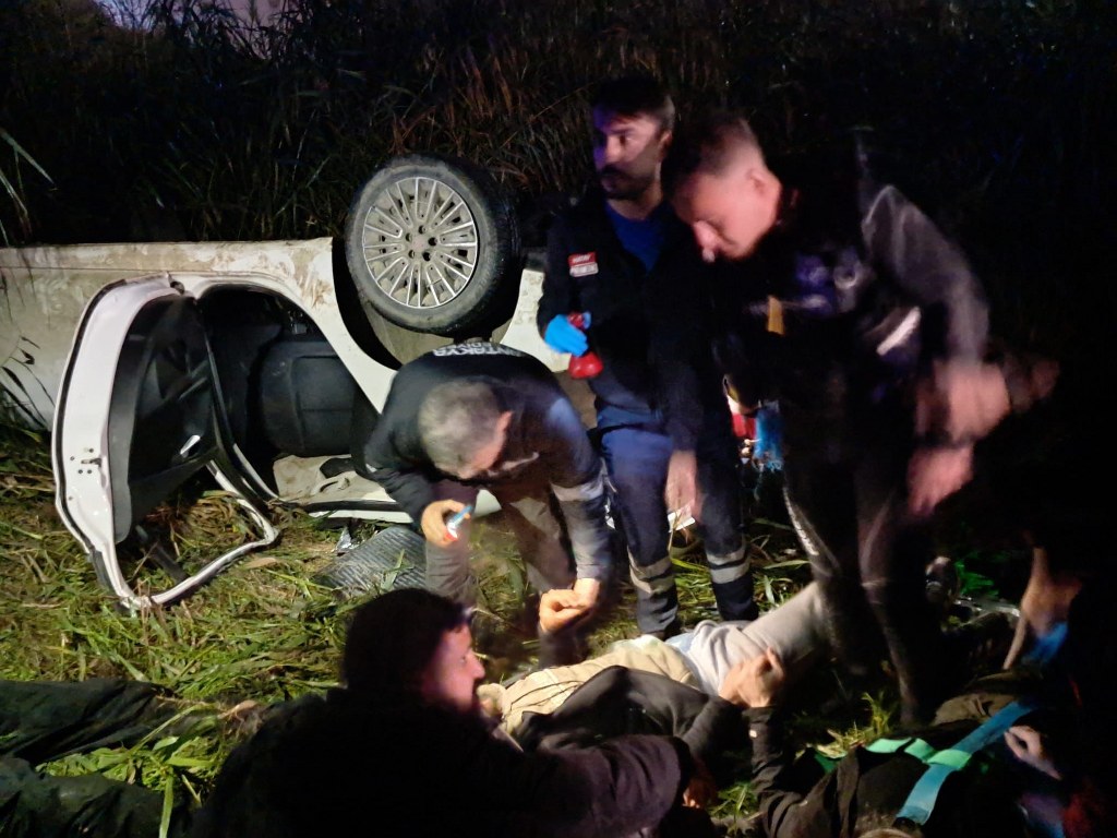 Kaçak göçmen taşıyan otomobil Asi Nehri'ne uçtu: 9 yaralı