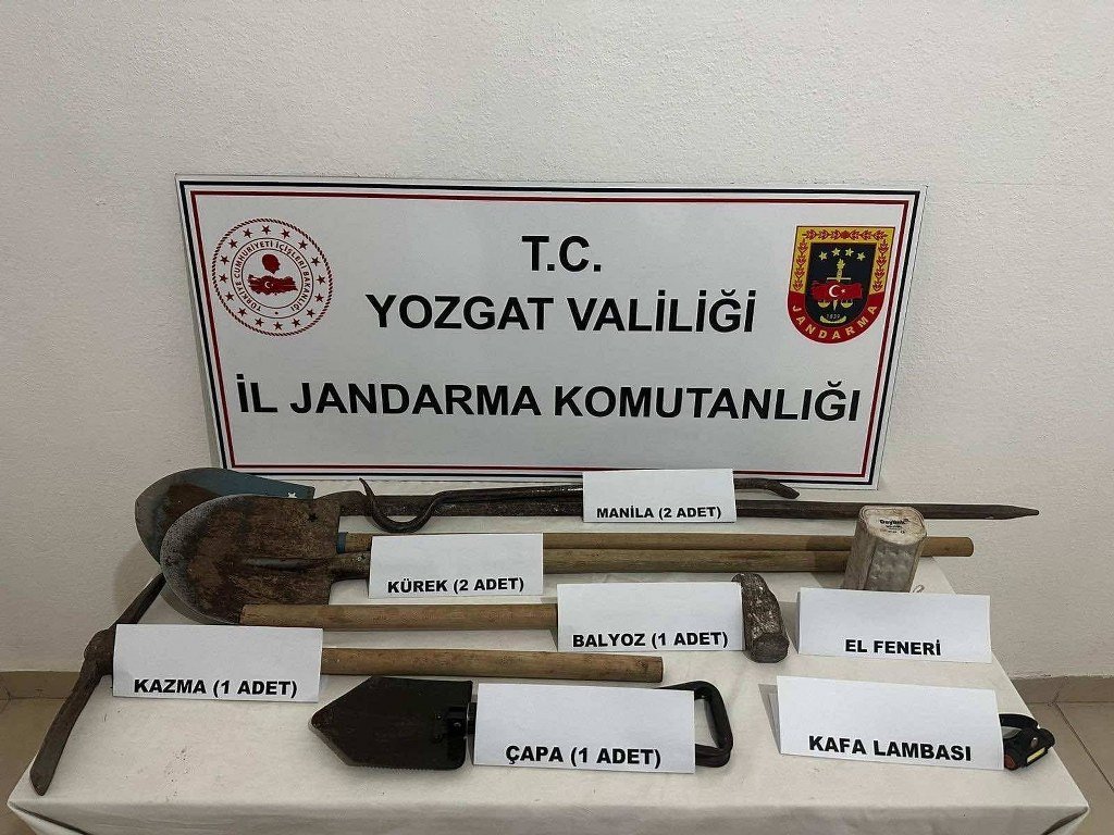 Kaçak kazı yapan baba oğula suçüstü yakalandı