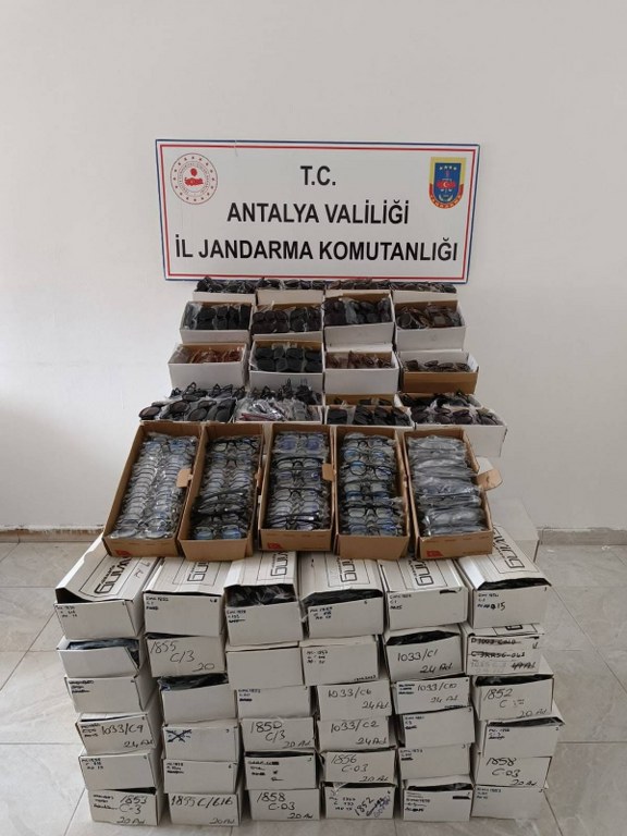 Araçta 3 bin kaçak gözlük ele geçirildi