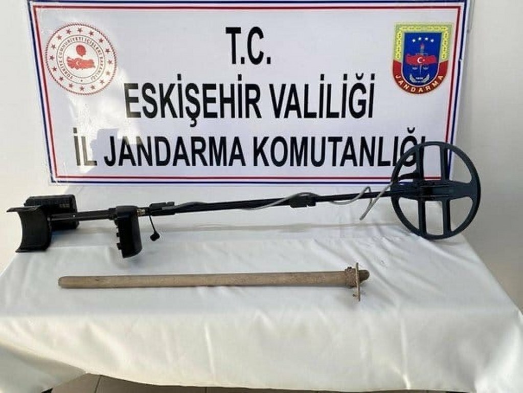 İzinsiz kazı yapan şüpheli jandarma tarafından yakalandı