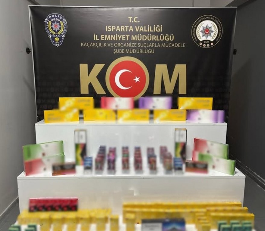 Bir evde yapılan aramada çok sayıda kaçak sigara ve elektronik sigara ele geçirildi
