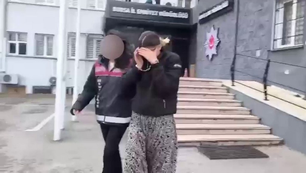 Kadın hırsız, polis baskınında baza altında yakalandı