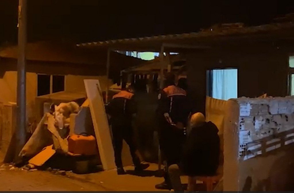 Boğazı kesilen kadın evinde ölü bulundu