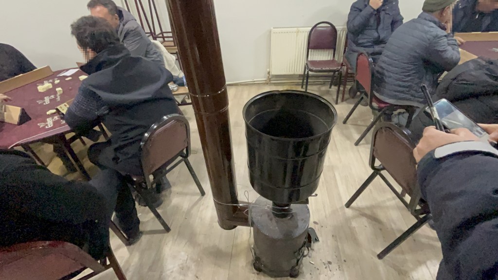 Kıraathaneden eve sızdığı iddia edilen dumandan zehirlenen anne ve 2 çocuğu hastanelik oldu