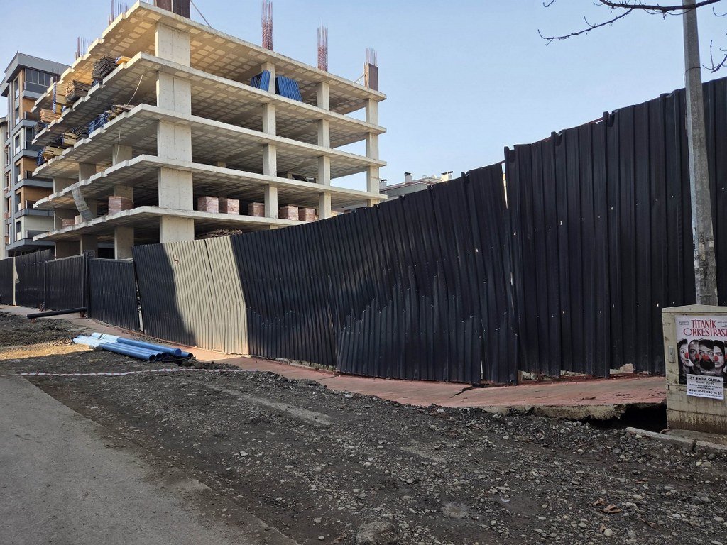 Temel kazısında kaldırım çöktü: Yol yaya ve araç trafiğine kapatıldı