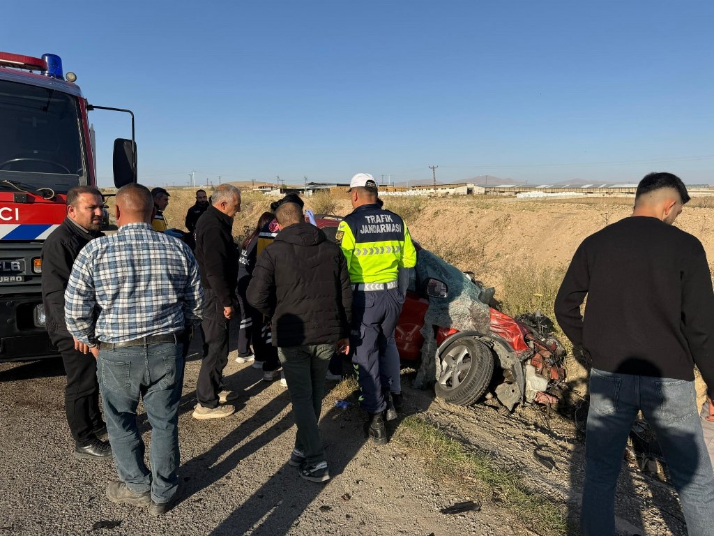 Yük kamyonuyla çarpışan otomobil hurdaya döndü: 1 ölü, 1 yaralı