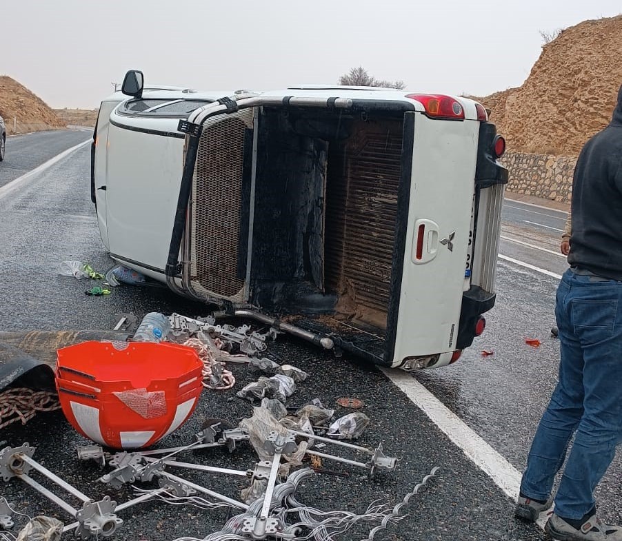 Kontrolden çıkan kamyonet ağaçlık alana uçtu