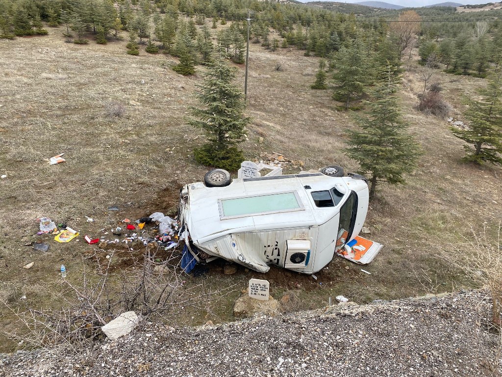 Kontrolden çıkan kamyonet şarampole yuvarlandı: 3 yaralı