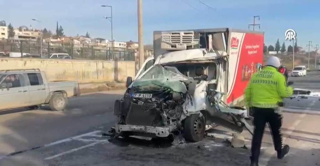 Tır ile çarpışan kamyonetteki 2 kişi yaralandı