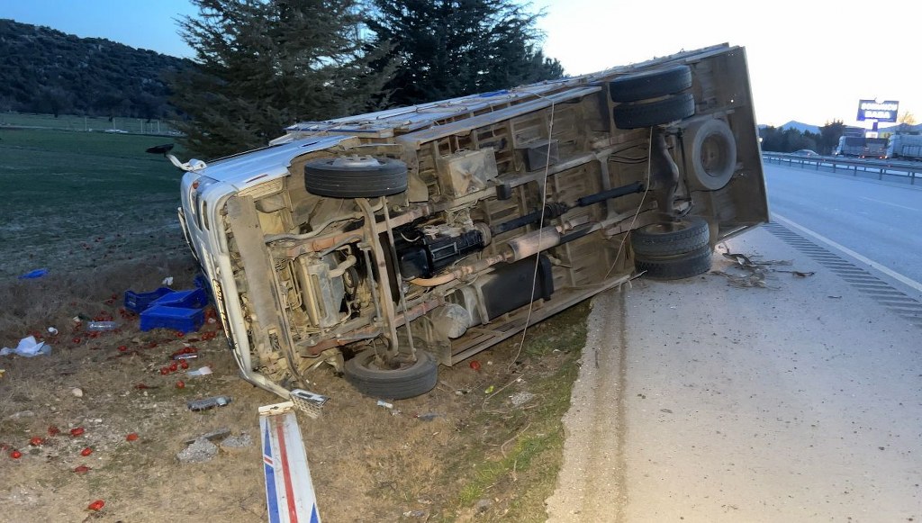 Sebze yüklü kamyonet devrildi: 2 yaralı