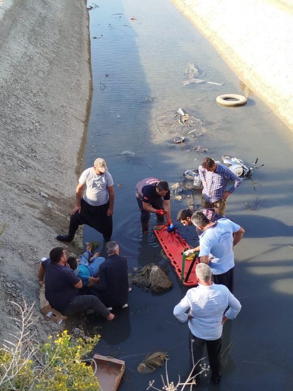 Motosiklet sulama kanalına düştü: 2 yaralı