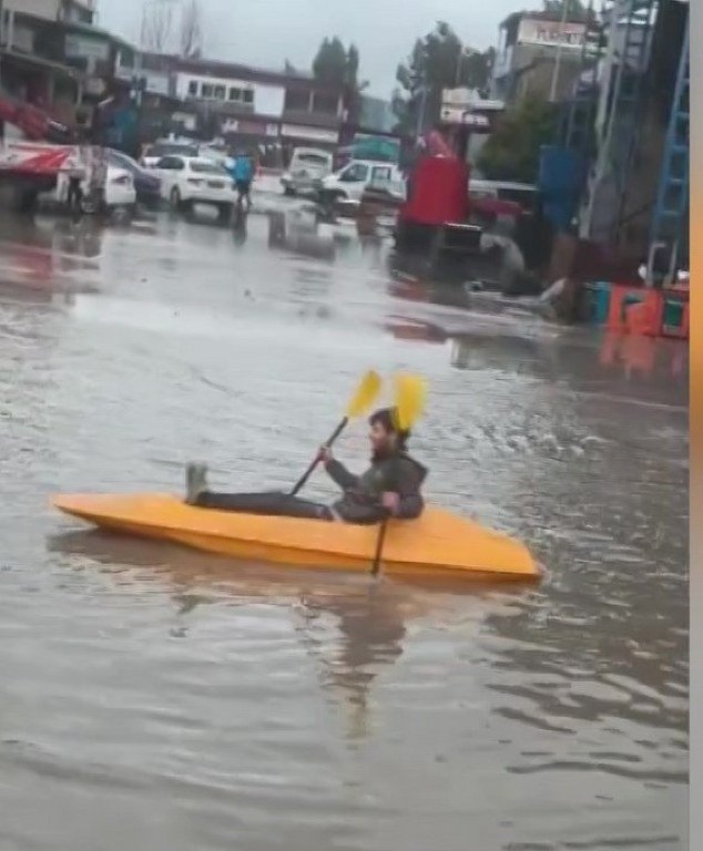 Gölde değil sokakta kano keyfi