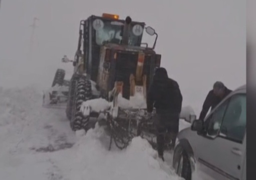 Kar ve tipi nedeniyle mahsur kalan 15 kişi kurtarıldı