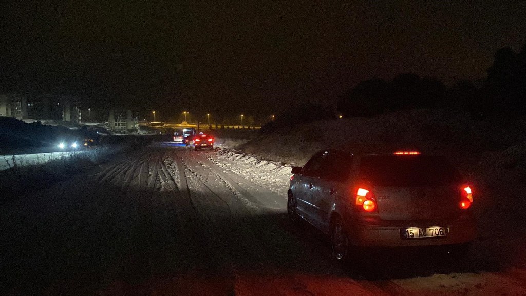 Burdur'da kar yağışı nedeniyle birçok araç yola kaldı
