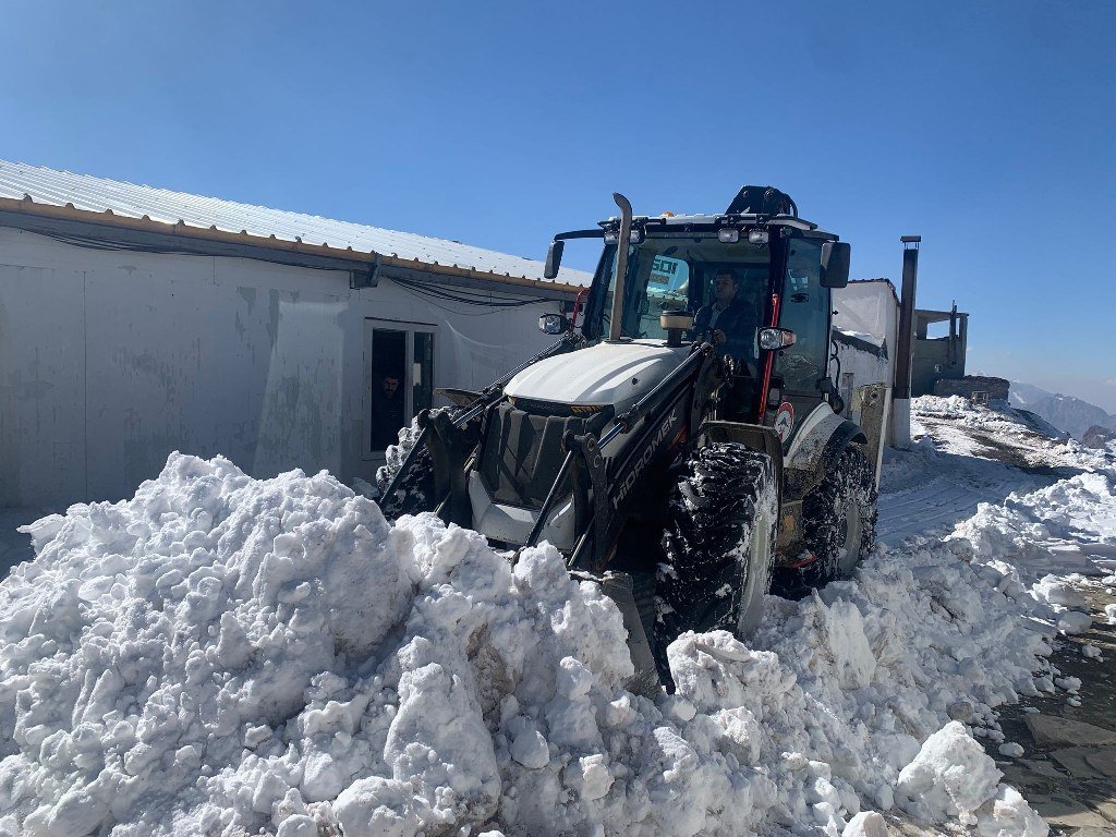 2 köy ve 10 mezra yolu kapandı