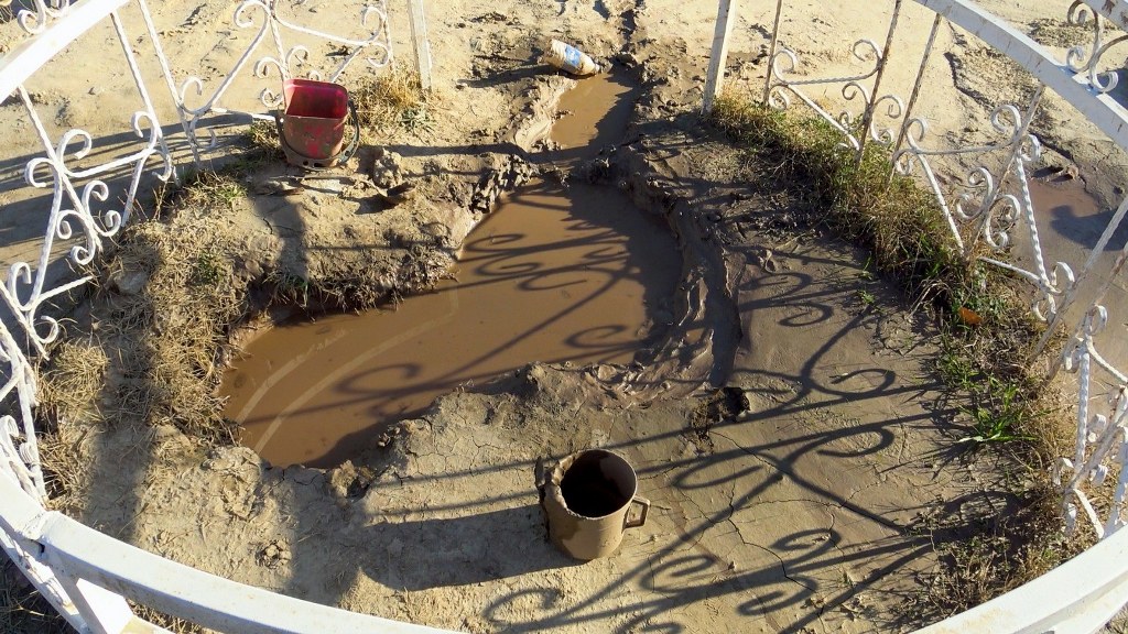 Mezarlıkta çıkan yağlı çamurun şifa dağıttığına inanılıyor