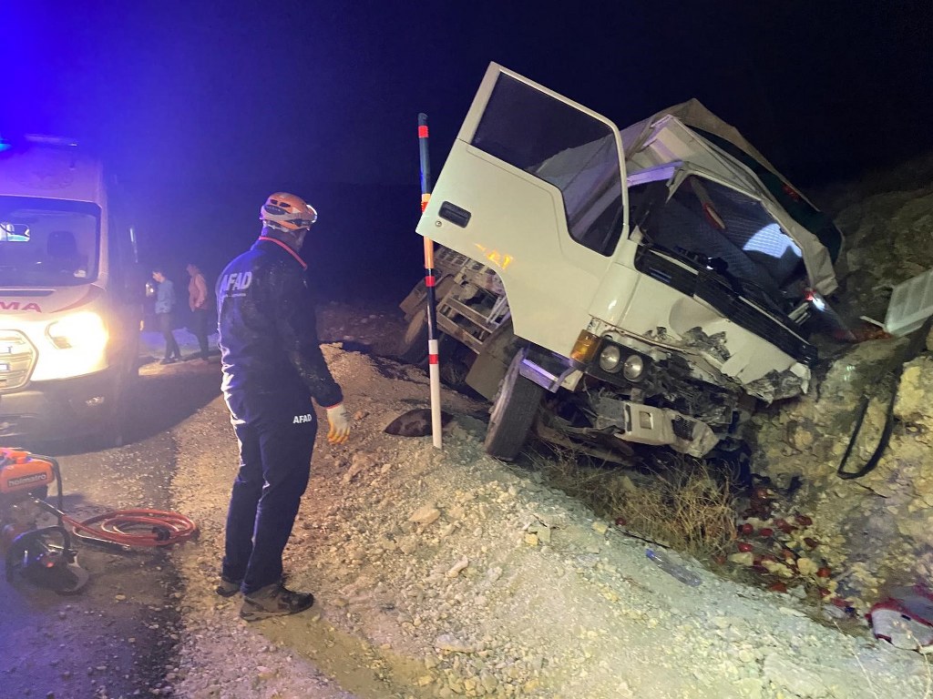 Kontrolden çıkan kamyonet kayalıklara çarptı: 1 yaralı
