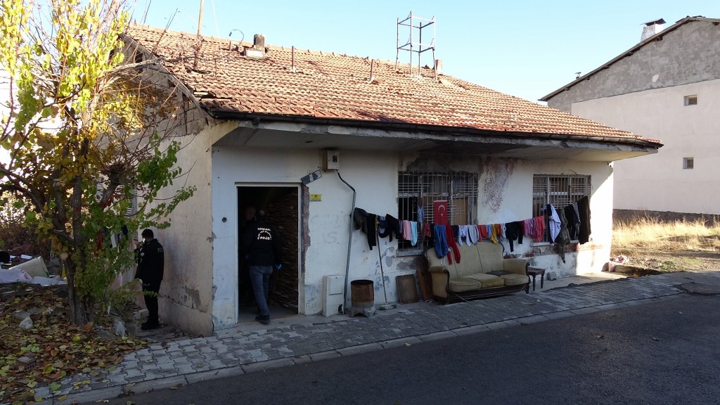 Aniden fenalaşan iki kardeşten biri hayatını kaybetti