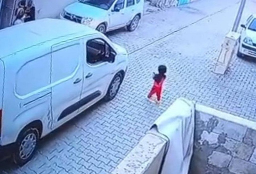 Kargo aracının çarptığı 2 yaşındaki çocuk kurtarılamadı